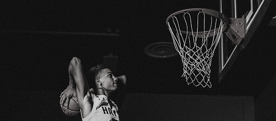 joueur jouant au basket