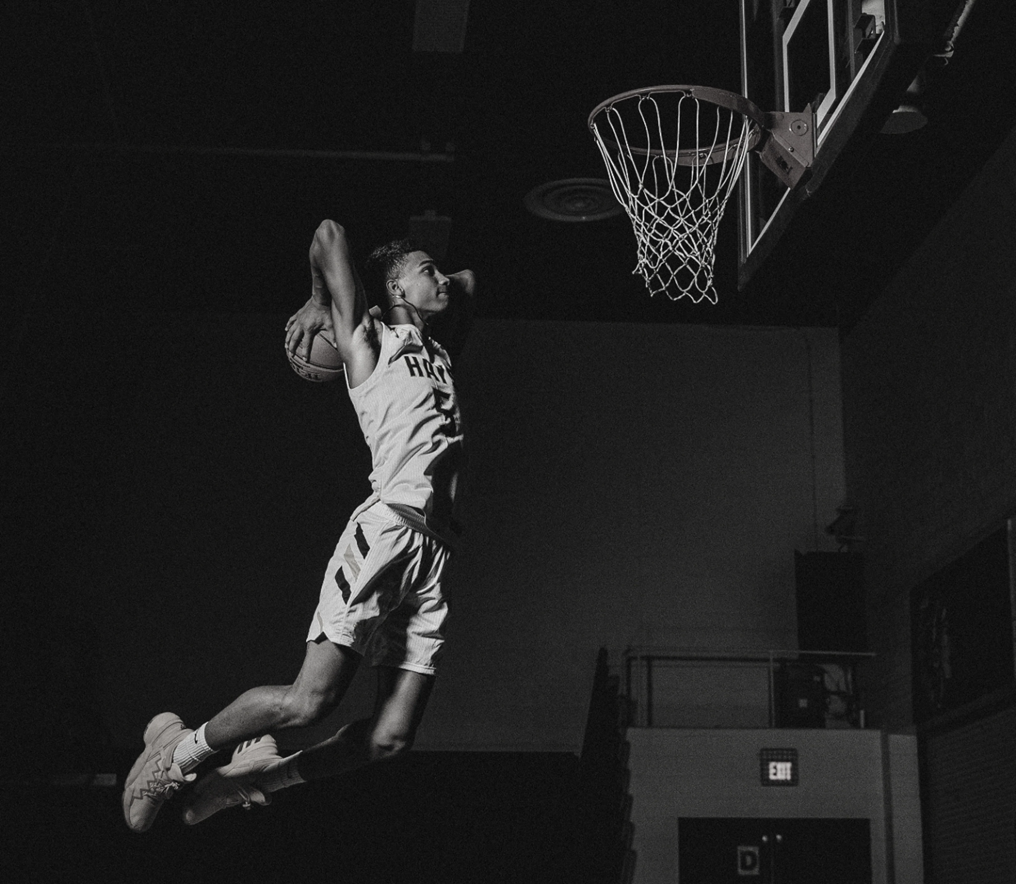 joueur jouant au basket